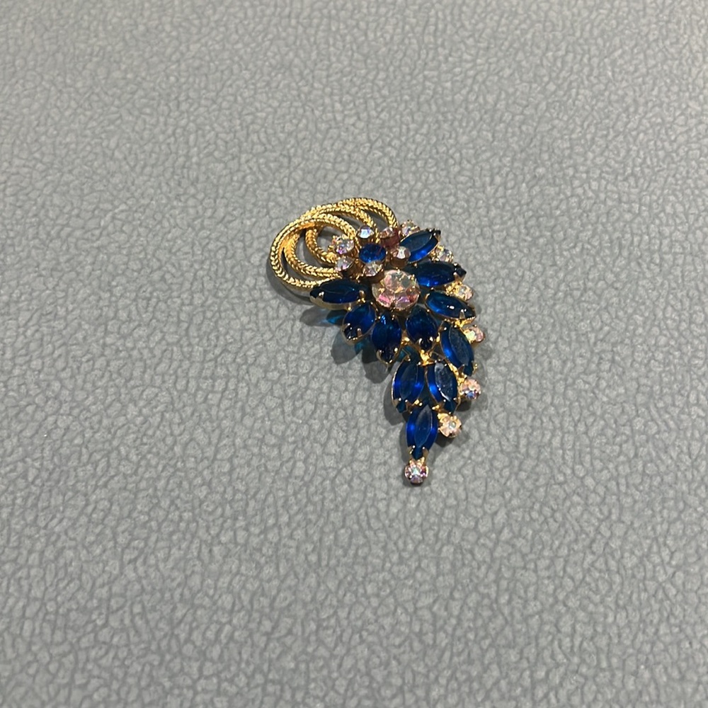 Brooches - Picture 2 of 6